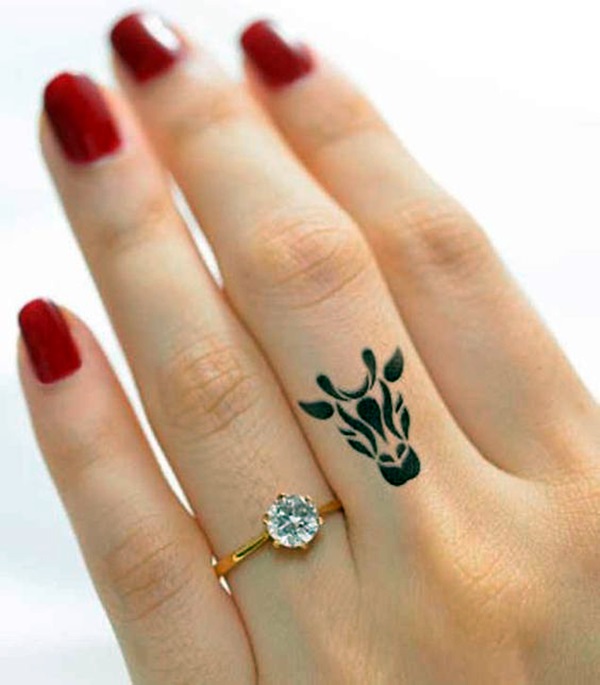 Projetos bonitos dos tatuagens do dedo (110) 