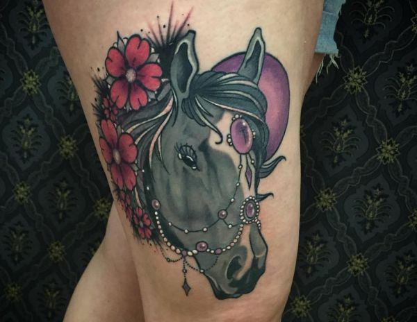 Design de cabeça de cavalo com flores e jóias na perna 