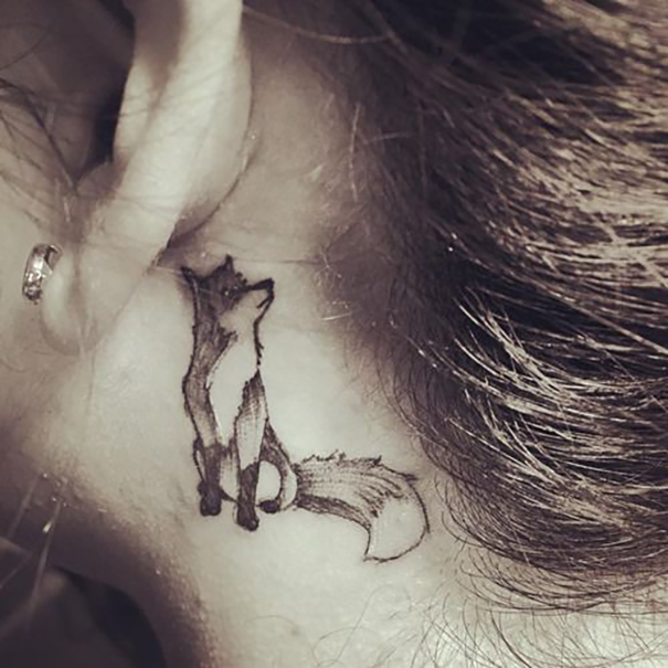 tatuagem de raposa atrás da orelha 