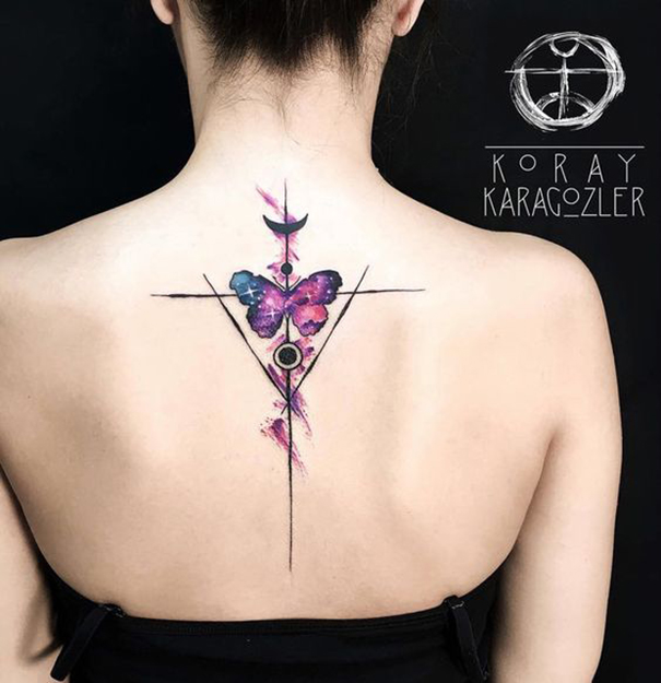 tatuagem de borboleta abstrata nas costas 