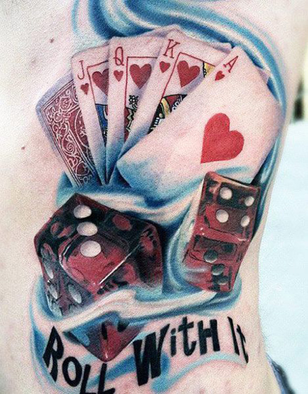 jogando cartas tatuagem na costela 