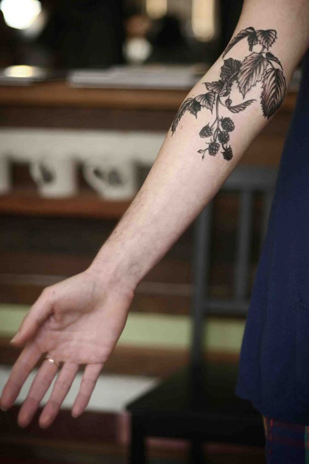 tatuagem de baga no braço 