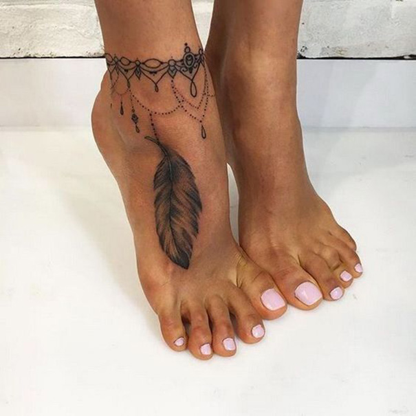 tatuagem de pena preta a pé 