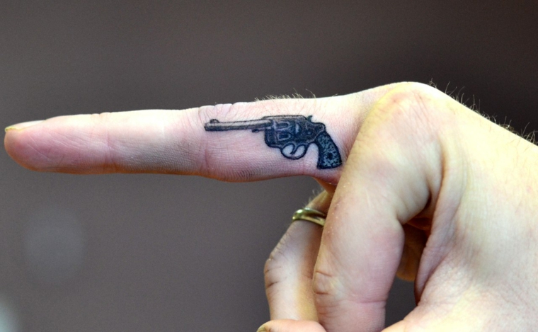 melhor-tatuagens-dedos-opções-arma 