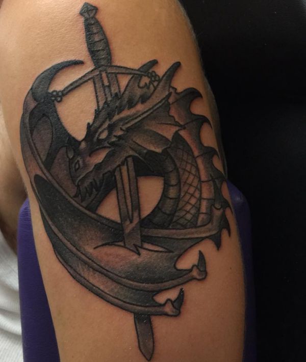 Tatuagem de espada com dragão no braço 