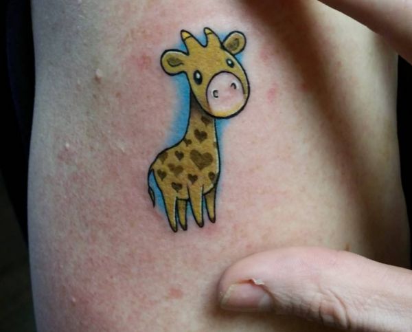 Desenho de tatuagem de girafa dos desenhos animados com coração 
