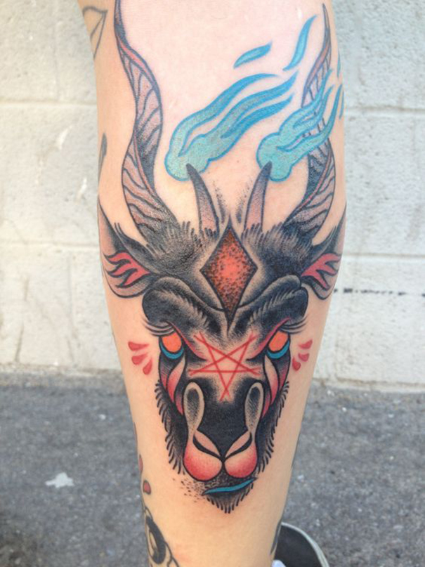 tatuagem de demônio a pé 