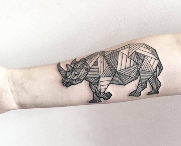 Desenho de tatuagem de rinoceronte geométrica no antebraço 