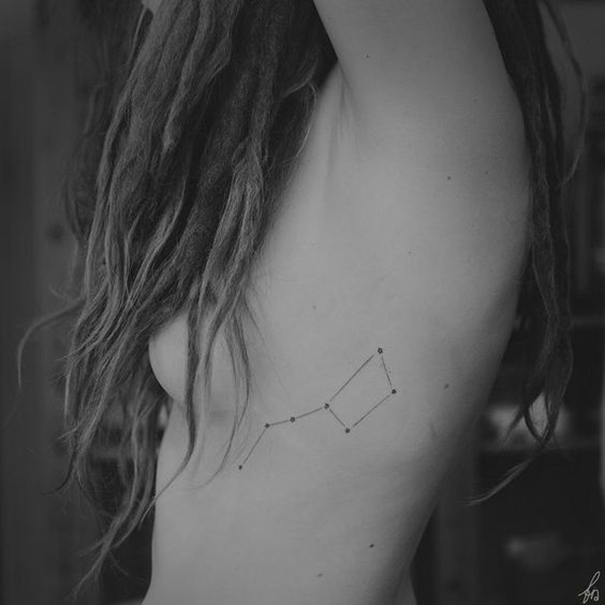 tatuagem de constelação na costela 