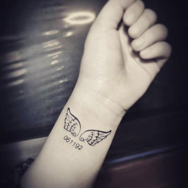 tatuagem de anjo no pulso 