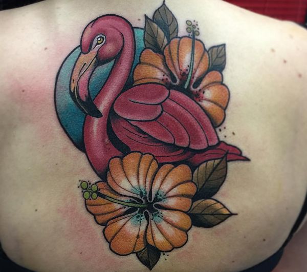 Tatuagem de Flamingo com flores na parte de trás da mulher 
