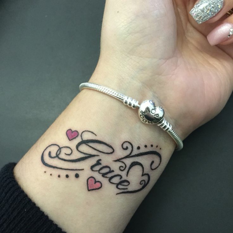 tatuagens nas letras dos corações do pulso 
