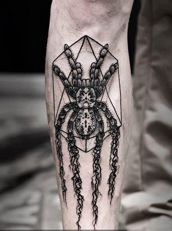 tatuagem de aranha louco no braço 