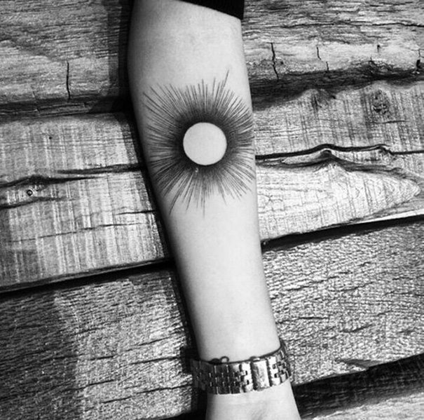 tatuagem de sol no braço 