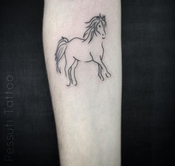 Tatuagem de cavalo pequeno no antebraço 