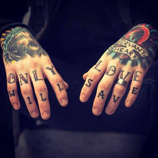tatuagens criminosas nas mãos 