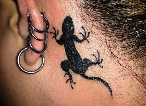 Design de tatuagem de lagartos atrás da orelha 