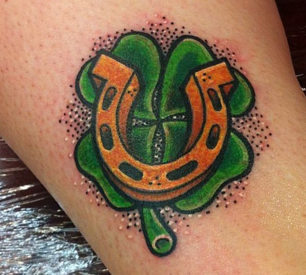 Tatuagem trevo de quatro folhas com ferradura na parte inferior da perna 