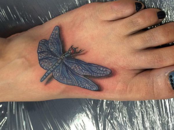 Libélula tatuagem 3D no pé 