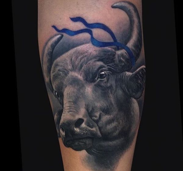 Projeto de tatuagem de búfalo de água realista na perna 