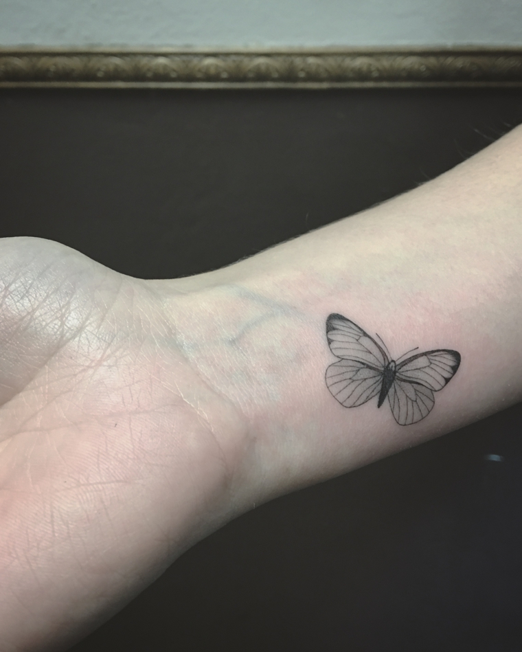 borboleta-pequeno-mão-estilo-tatuagem 