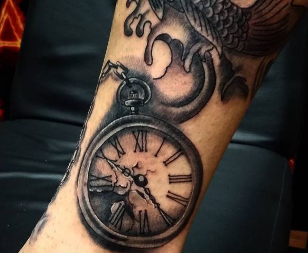 Design de tatuagem de relógio quebrado no braço 