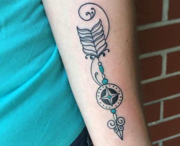 Desenho de seta com estrela polar no braço