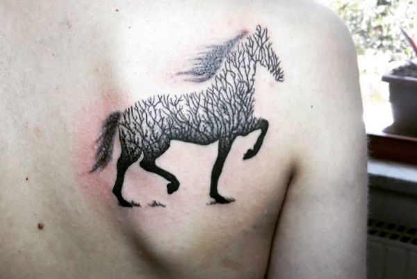 Tatuagem de cavalo abstrata na escápula 