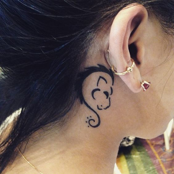 tatuagem de leo zodiac atrás da orelha 