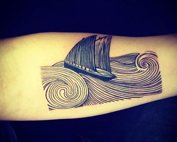 Água e navio no antebraço preto e branco 