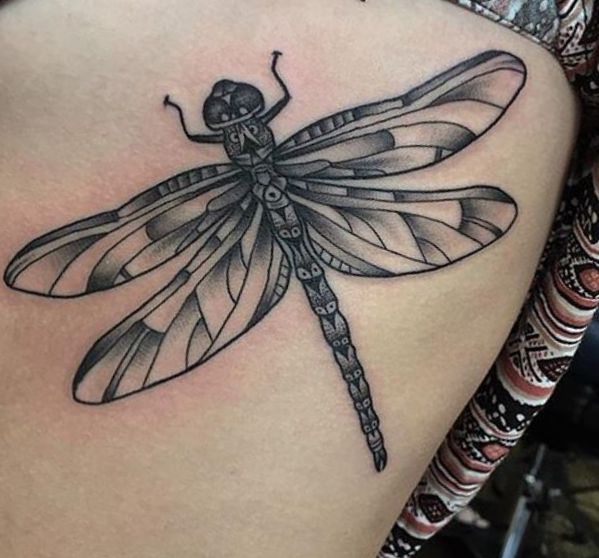 Desenho de libélula na coxa preto e branco 