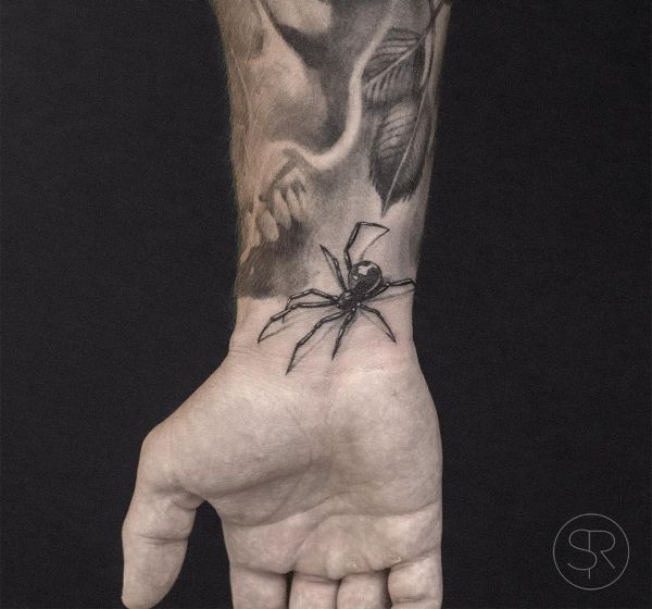 Desenho de aranha realista no pulso