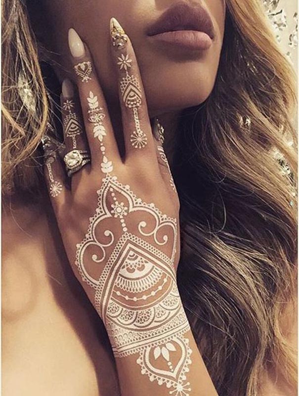 tatuagem de tinta branca de henna na mão 