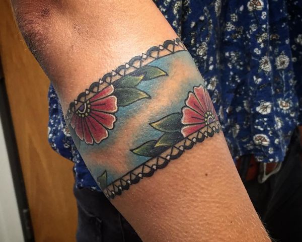Flores As mais belas tatuagens de pulseira para mulheres 