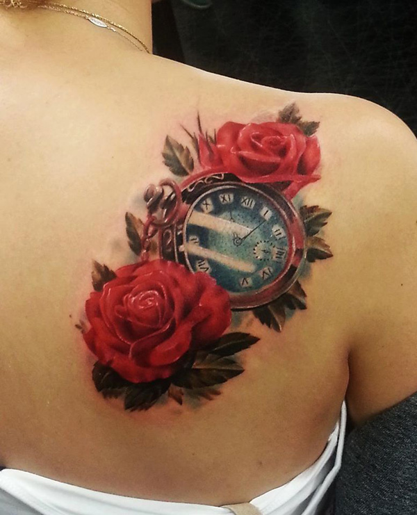 Rosa vermelha realista com tatuagem de relógio 