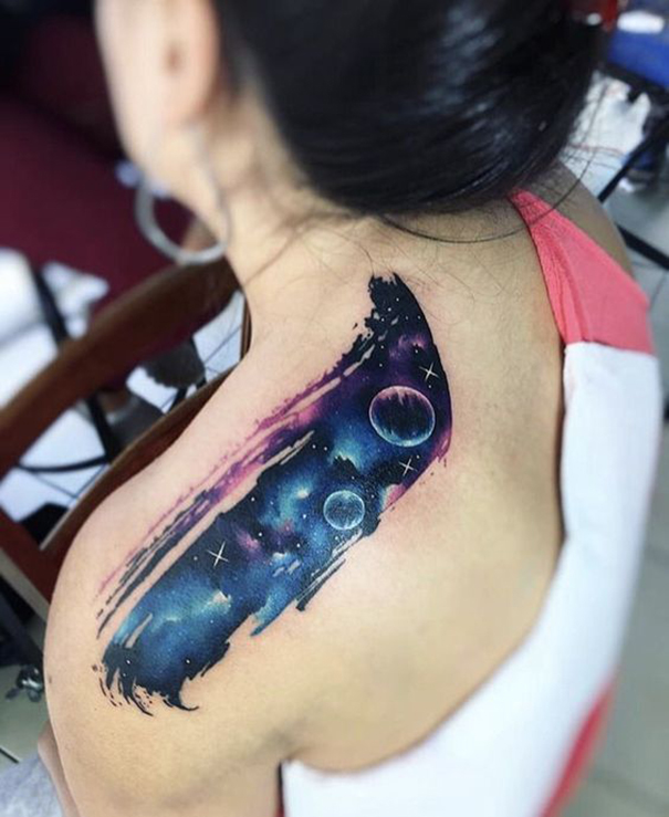 tatuagem espacial no ombro 