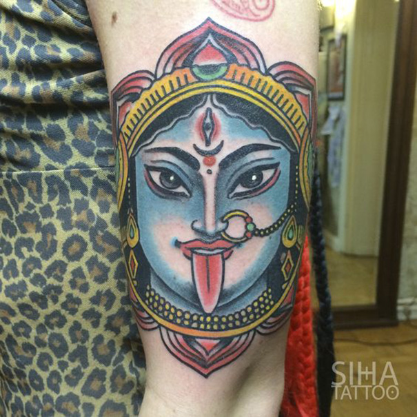 tatuagem hindu no ombro 