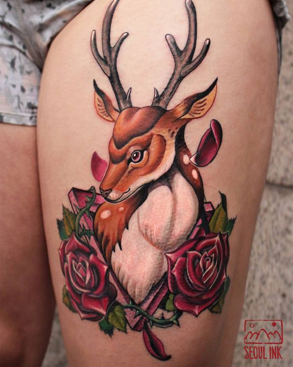 Rosas e cervos tatuagem desenho na coxa 
