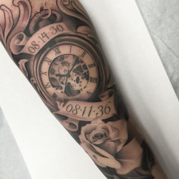 Rosas e design de tatuagem de relógio com data 