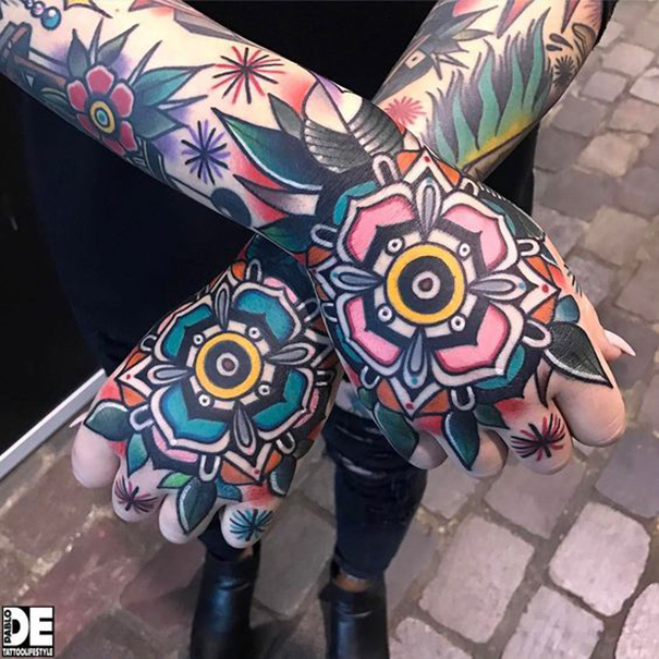 tatuagens coloridas da mão 