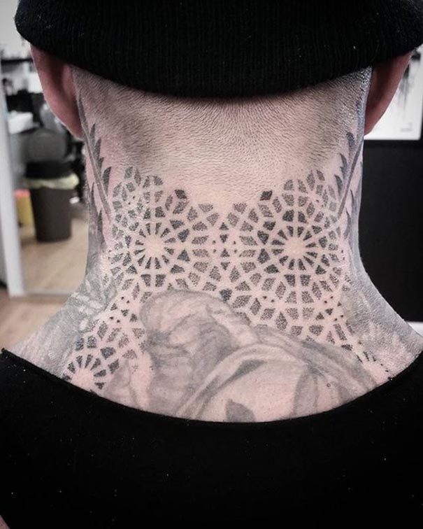 flor da vida tatuagem no pescoço 