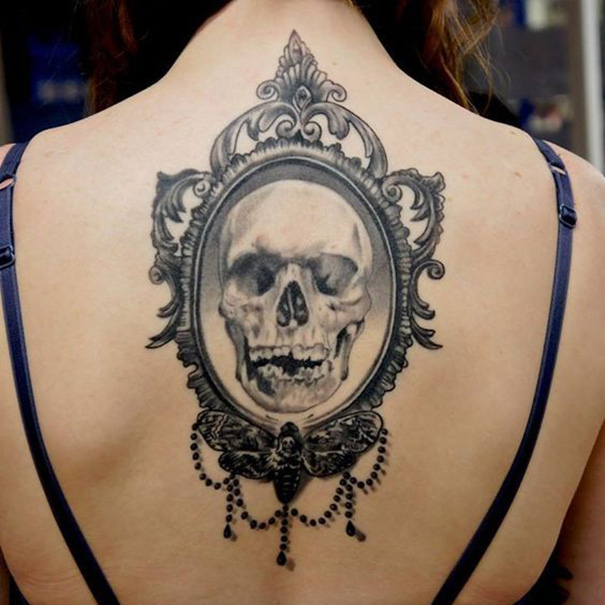 tatuagem gótica nas costas 