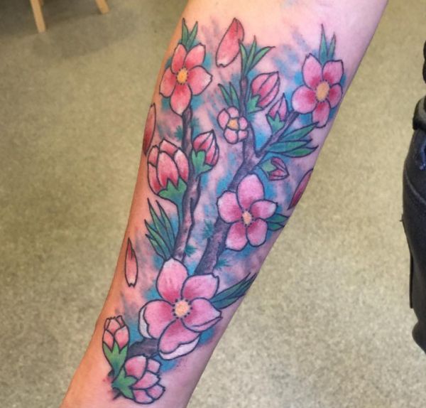 Tatuagem de flor de cerejeira japonesa no antebraço 