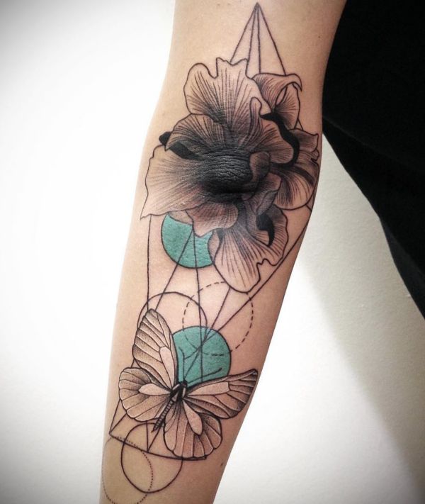 Borboleta geométrica com design de tatuagem de flor no braço 