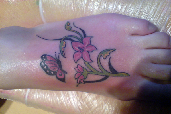 tatuagem de borboleta com flores 49 