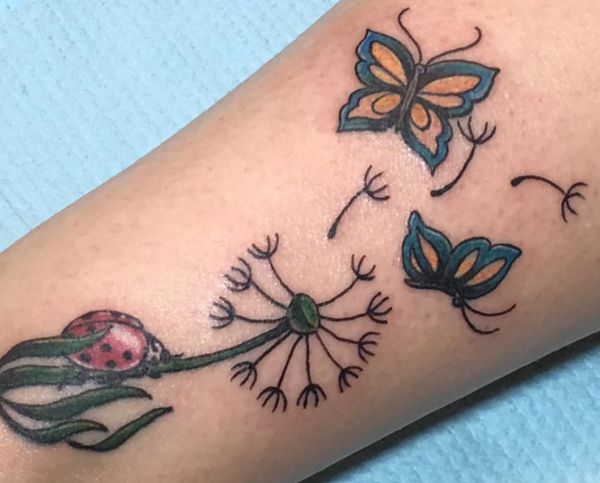 Joaninha com tatuagem de borboleta na parte inferior da perna 
