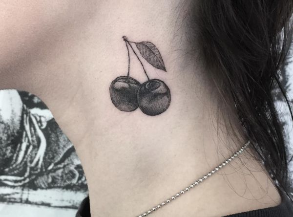 Tatuagem de cereja ao redor do pescoço 