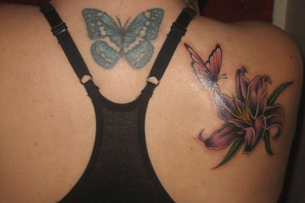 tatuagem de borboleta com flores 38 