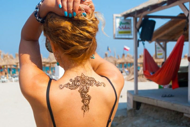 tatuagens de hena com flor de lótus 