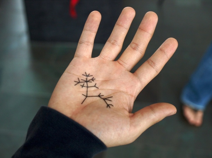 Formas simples de árvore natural tatuada 